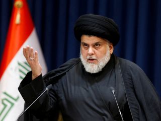 مقتدى الصدر لأنصاره: انسحبوا خلال ساعة وإلا سأتبرّأ منكم. &laquo;أعتذر للشعب العراقي... وبئس الثورة ما دام شابها العنف والقتل&raquo;