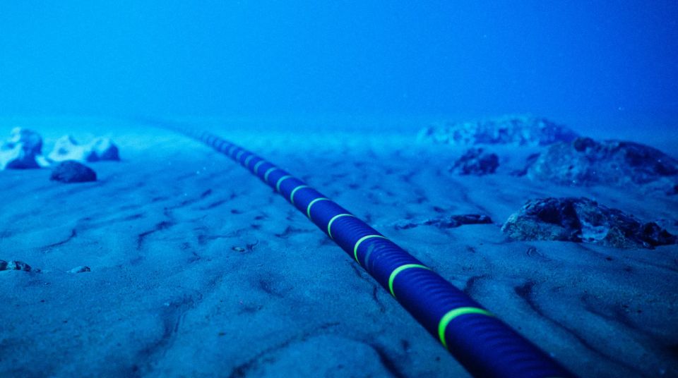 أنباء أولية تقول إن الحوثيين فجروا كابلات الفايبر تحت البحر الأحمر