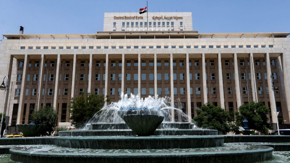 مصرف سورية المركزي يرفع سعر صرف الدولار أمام الليرة إلى 7150