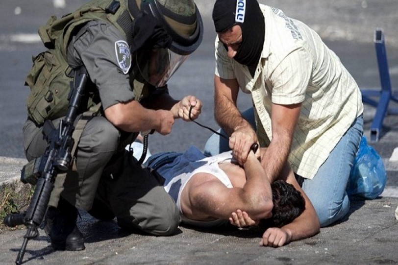 اعتقال 15 شابا فلسطينيا في أنحاء متفرقة من الضفة الغربية