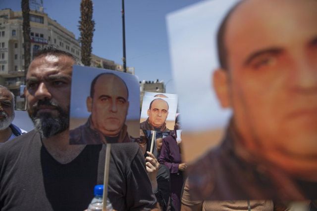 الشهيد نزار بنات في «مِحرَق عدسة» الثالوث الثوري الحديث