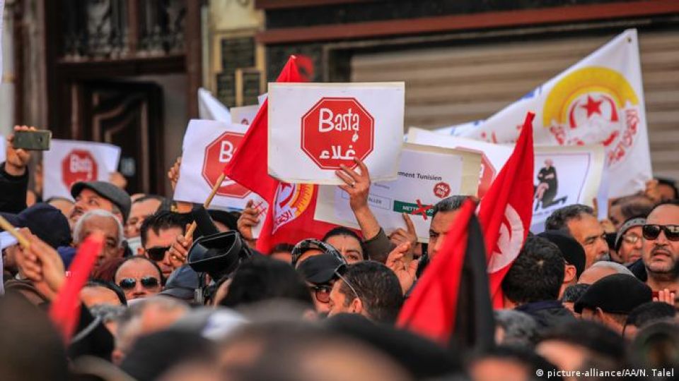 عمال القطاع العام في تونس يبدأون إضراباً لتحسين أوضاعهم