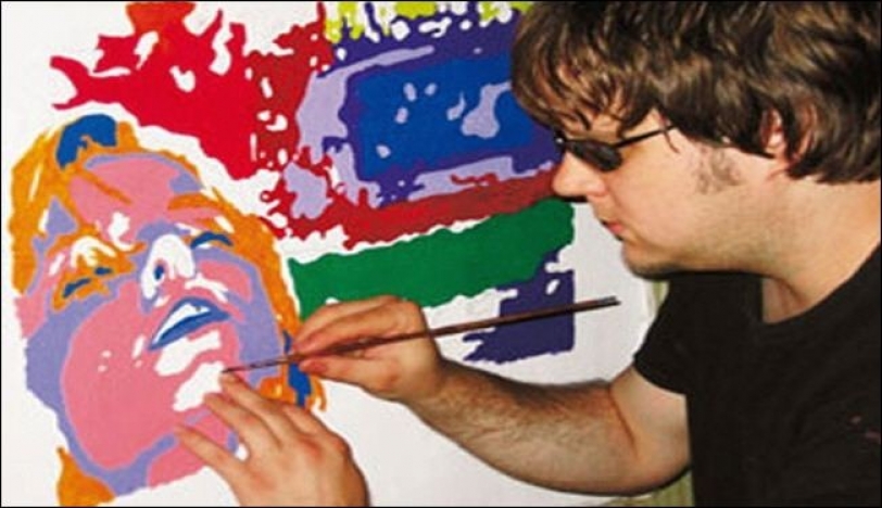 رسام ضرير يرسم الأشخاص كما هم بالواقع