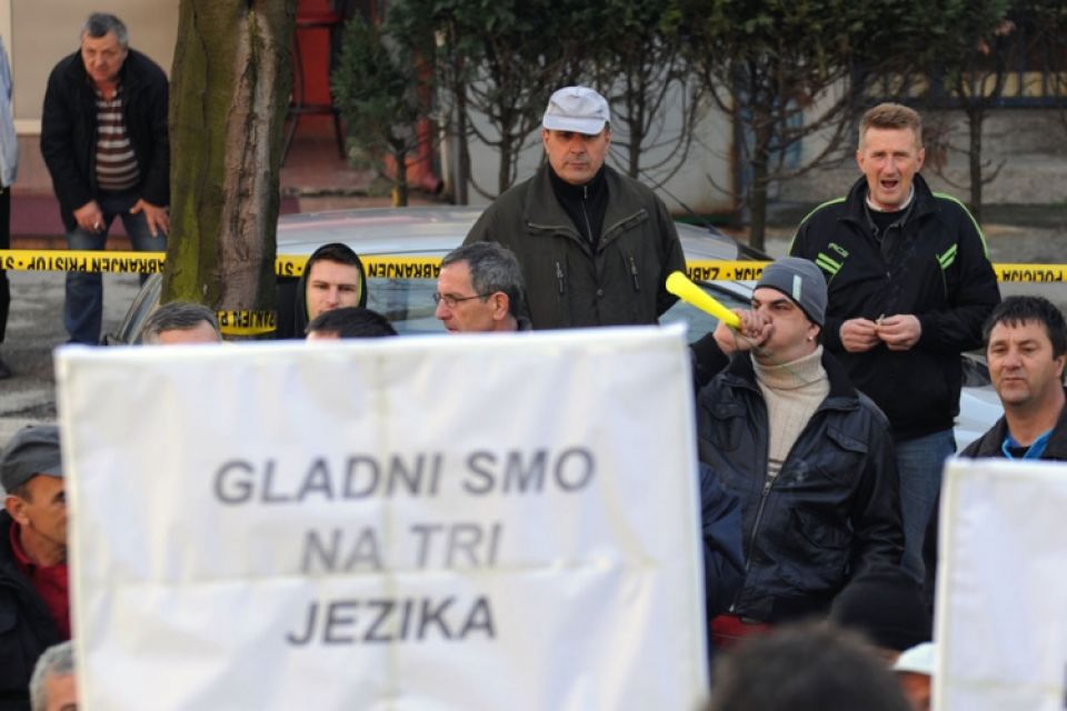 «نحن جياع... بثلاث لغات»