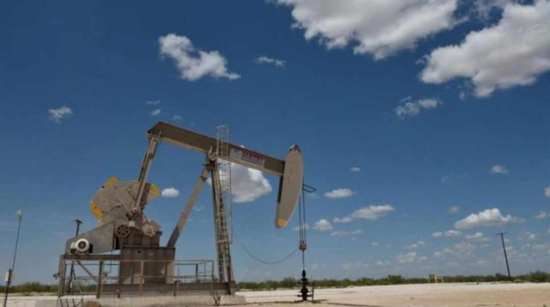أسعار النفط تتراجع بعد ارتفاع بنسبة 8%
