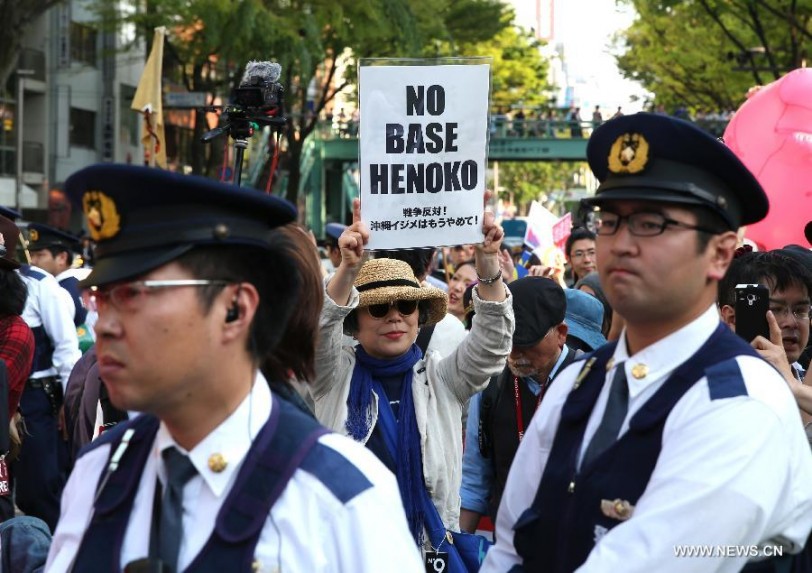 احتجاج مئات اليابانيين على إقامة قاعدة أمريكية جديدة في أوكيناوا