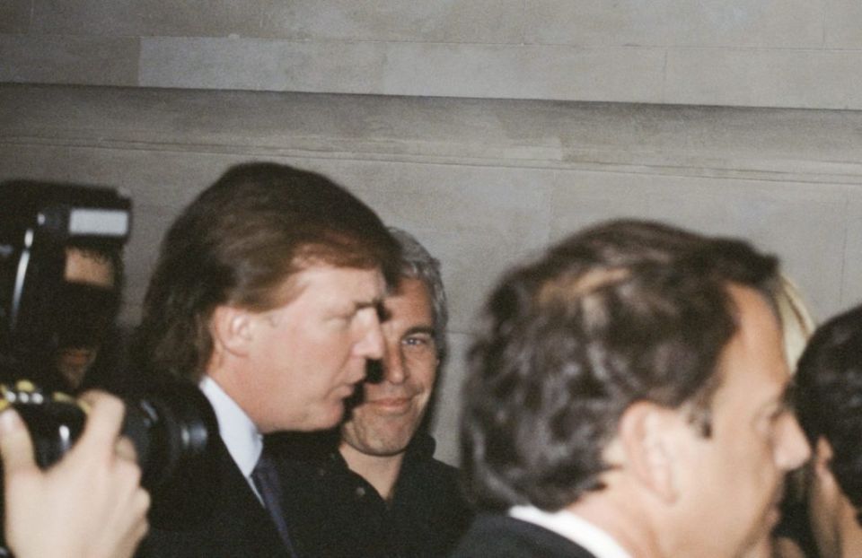 وزارة العدل الأمريكية تحجب عشرات المحاضر المتعلقة بتورط ترامب بقضية إبستين