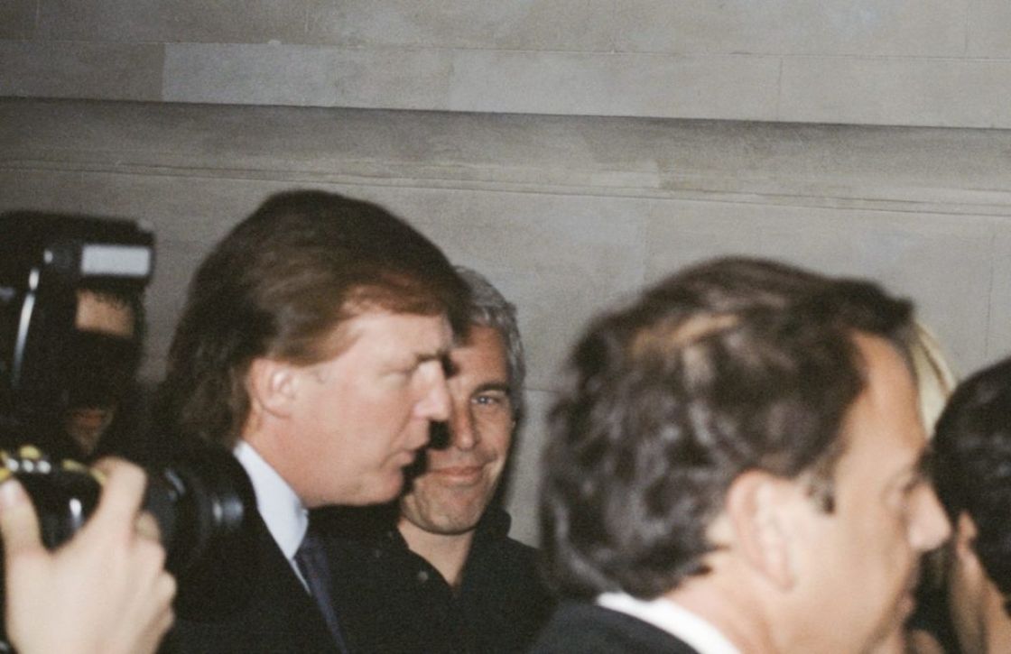 وزارة العدل الأمريكية تحجب عشرات المحاضر المتعلقة بتورط ترامب بقضية إبستين