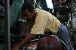 800 ألف عامل متضرر في القطاع الخاص.. ولا من يكترث؟!