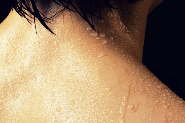 كلما تعرقت أكثر، كلما خسرت المزيد من السوائل، وكلما أصبح تنظيم حرارة جسمك أكثر صعوبة