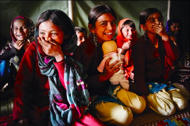 السبب الوحيد الذي يجعلنا نعتقد بأنّ البشر أنانيون وأشرار بطبيعتهم هو قيام الثقافة السائدة وأصحاب الأجندات الرأسمالية بتكرار الأمر على مسامعنا