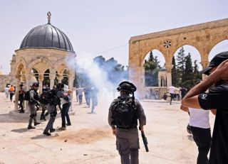 اقتحام الأقصى: مواجهات دموية وحصار للمصلّين، عشرات الإصابات ووفود من 48