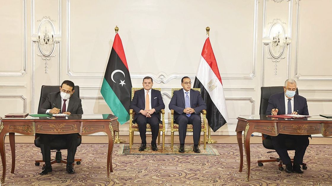 الحكومة الليبية المؤقتة توسع من نشاطها الإقليمي