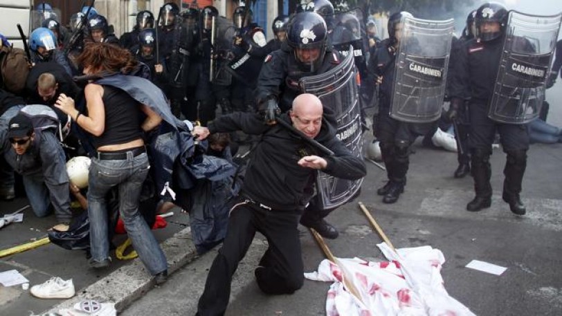 الشرطة الإيطالية تستخدم الغاز المسيل للدموع لتفريق مظاهرة ضد التقشف