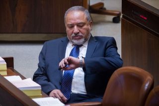 ليبرمان لنتنياهو: &laquo;هذه العملية برمتها غير ضرورية&raquo; ووزارء للاحتلال يطالبون بإنهائها