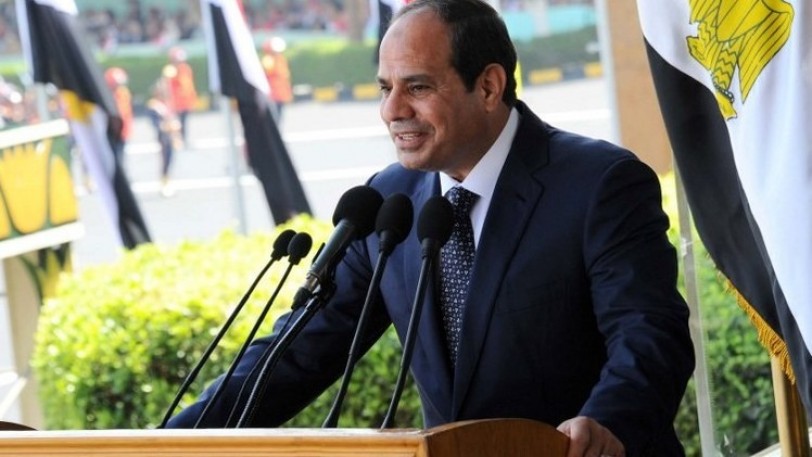 السيسي يصل الجزائر في أول زيارة خارجية