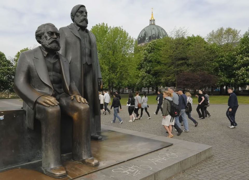 من العمل الكلاسيكي إلى عمل &laquo;العقل العام&raquo;: قراءة معاصرةفي النظرية الماركسية للعمل وعصر الذكاء الرقمي