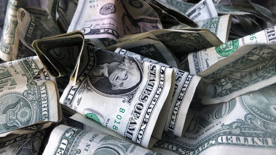 برامج العقوبات الأمريكية تدفع الدولار نحو الانهيار