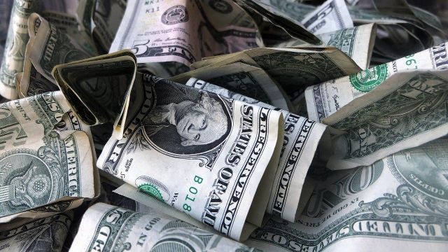 برامج العقوبات الأمريكية تدفع الدولار نحو الانهيار