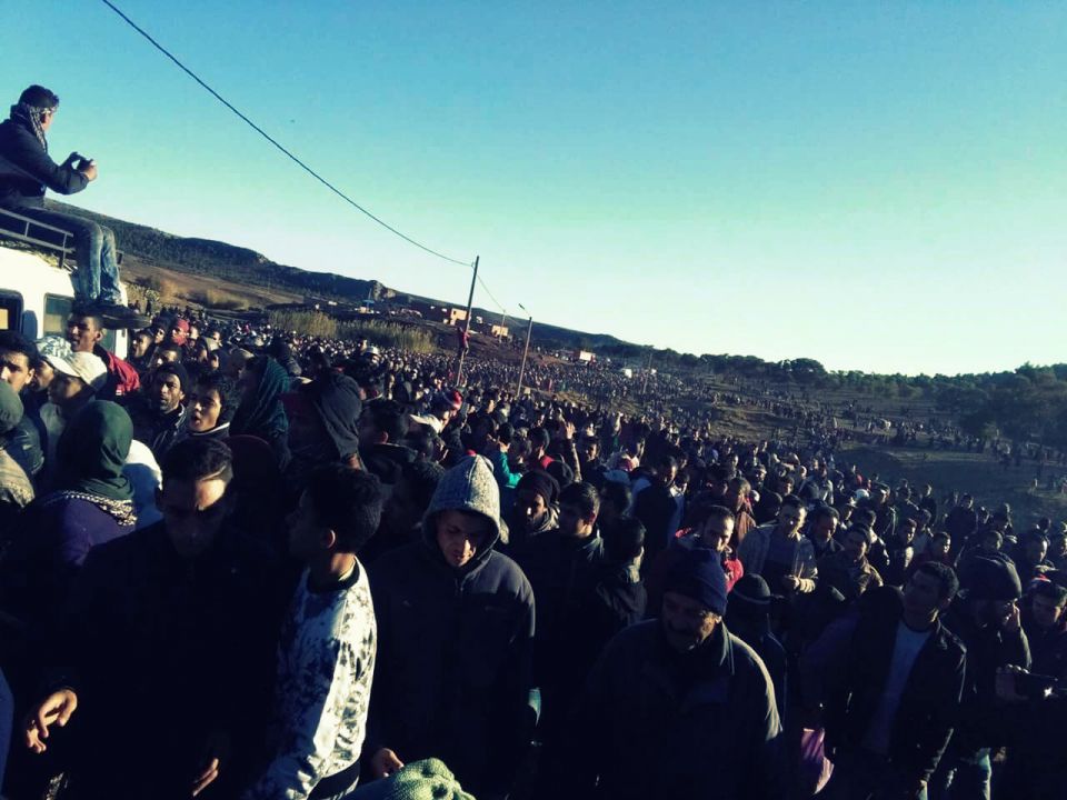 الآلاف يطوقون &laquo;مستودعات الموت&raquo;