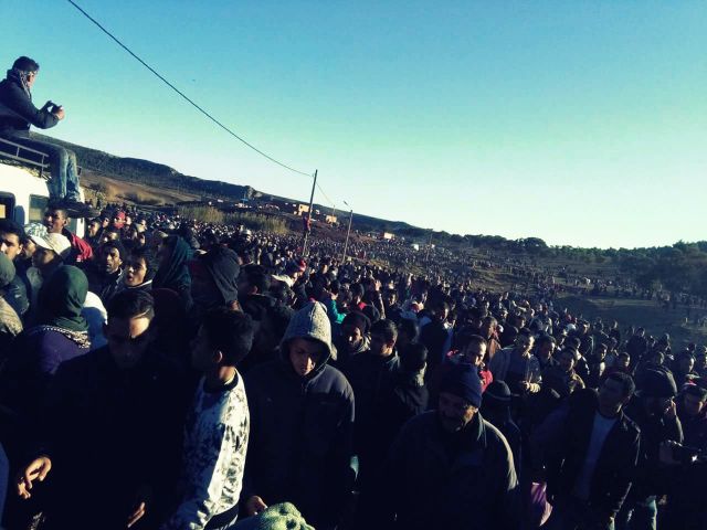 الآلاف يطوقون &laquo;مستودعات الموت&raquo;