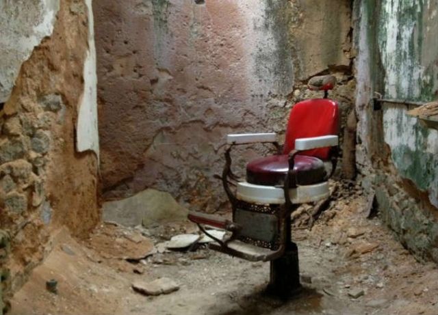 حلّاق القَبْوُ