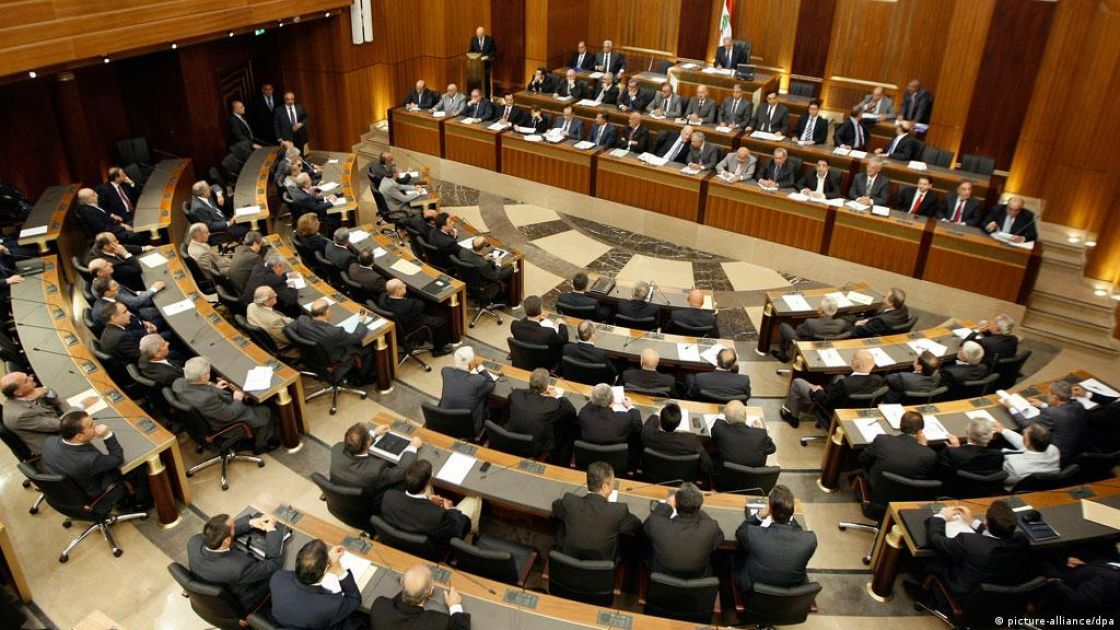 برلماني لبناني ينتخب مهسا أميني «رئيسة للبنان»
