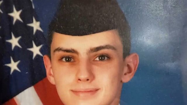 تفاصيل من الرواية الأمريكية عن فتى الوثائق &laquo;غريب الأطوار&raquo;