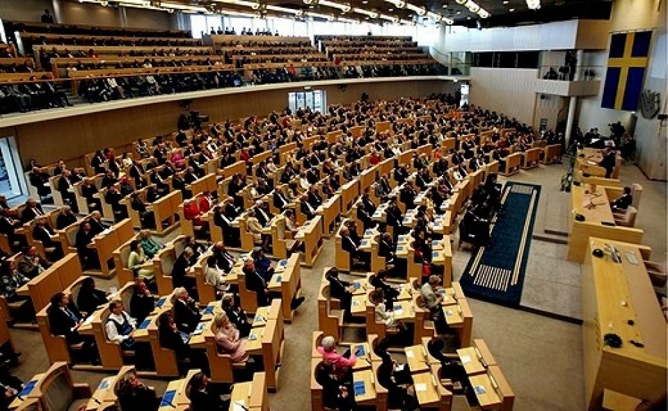 منع تولي القيادات النقابية مناصب سياسية أو برلمانية!