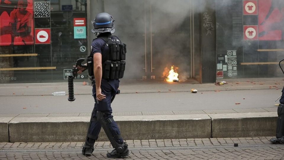 فرنسا: المدرّعات في الشوارع واعتقال العشرات ودراسة لإعلان الطوارئ