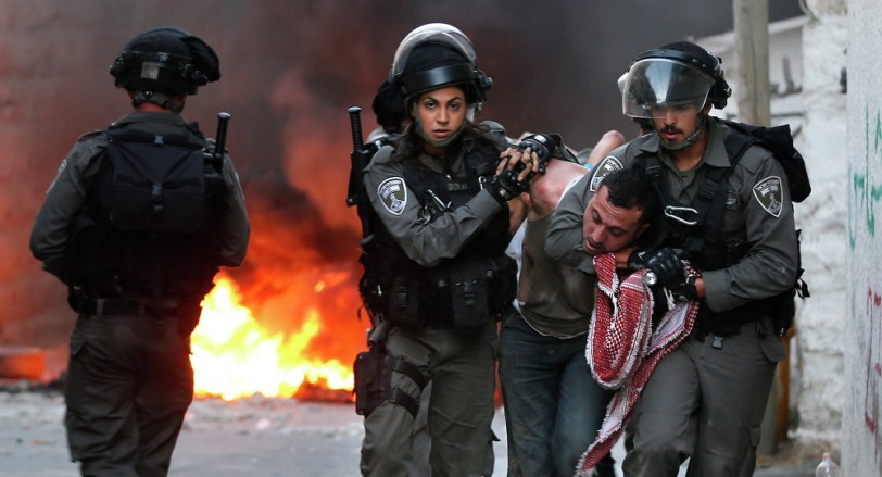 فلسطينيون يطلقون النار تجاه قوات الاحتلال في مخيم شعفاط