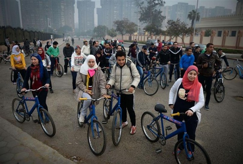 مصريات يتحدين المجتمع بركوب الدراجات الهوائية