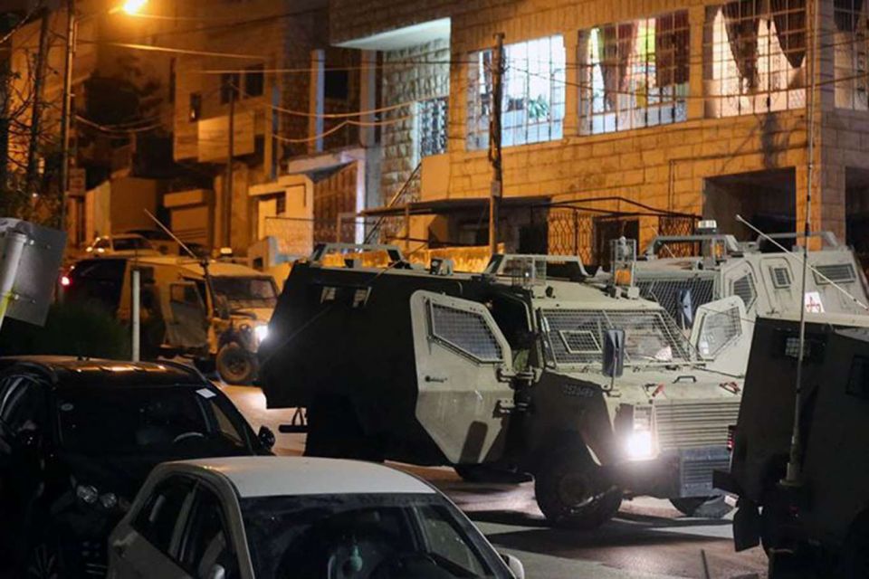 قوات الاحتلال تعتقل 25 فلسطينياً فجر اليوم