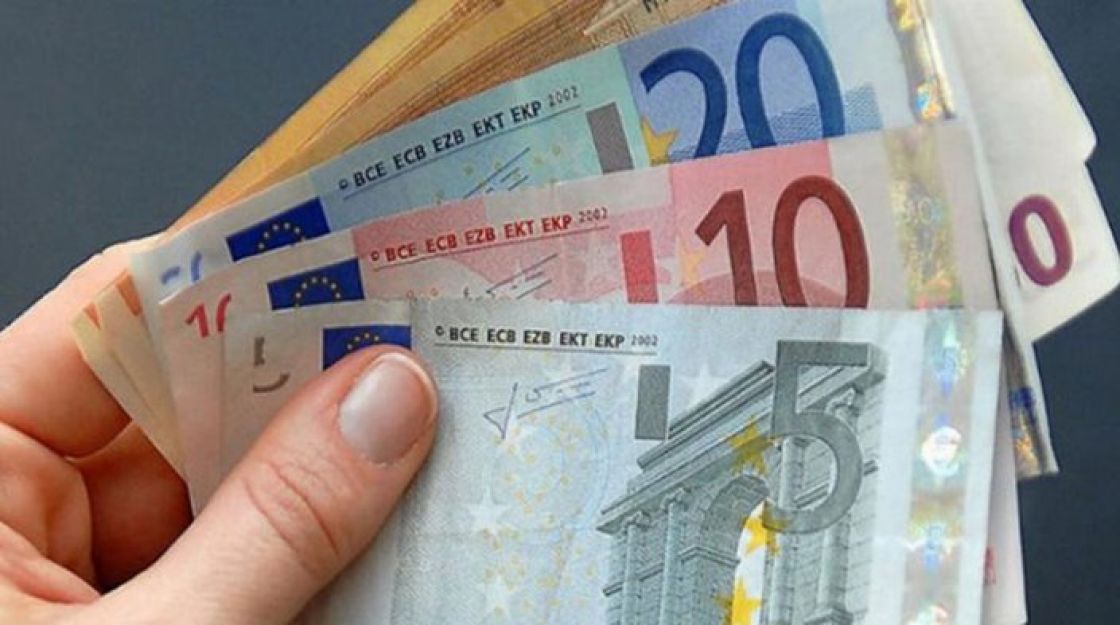 اليورو يقترب من أدنى مستوى في شهرين بعد انتقاد الاتحاد الأوروبي للموازنة الإيطالية