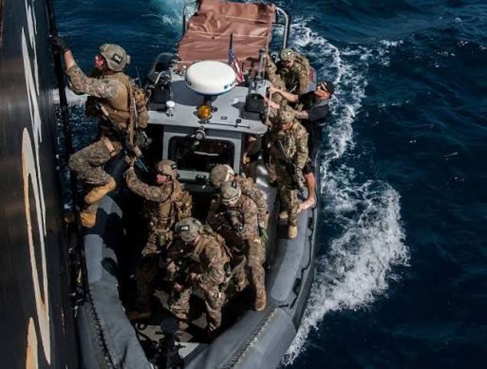 الحرس الثوري &laquo;يستقبل&raquo; الإنزال الأمريكي بإغراق 3 زوارق وقتل &laquo;عدد كبير من الجنود&raquo;