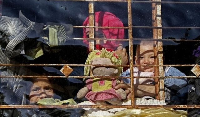 في مأساة مخيم اليرموك بدمشق ..  أطفال سيأكلون العشب ومسنون يصارعون الموت تحت الحصار