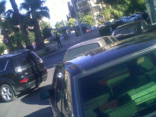 تجار السيارات يحتلون شارع الملك العادل.. المعنيون لا يسمعون ولا يرون!