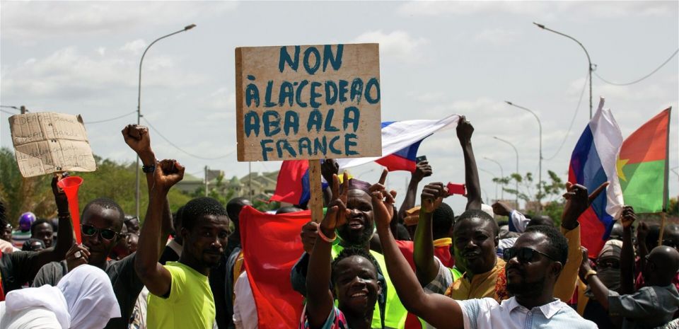 بوركينا فاسو تطرد مراستلين لأكبر الصحف الفرنسية