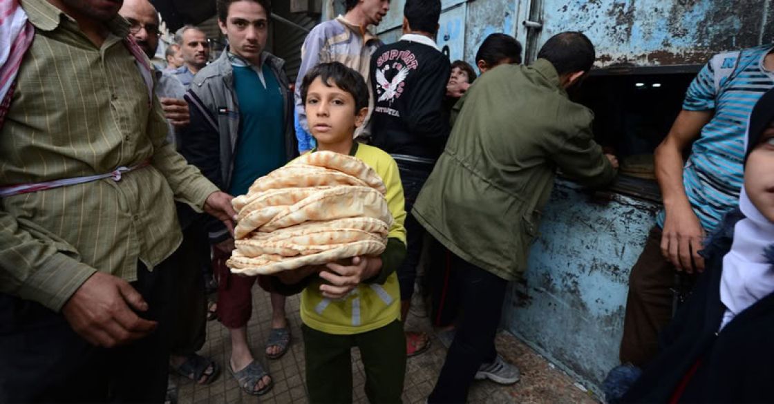 الخبز... فسادٌ وسوقٌ سوداء وطوابير طويلة!