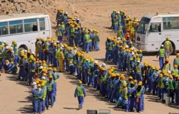 تقرير: وفاة عامل نيبالي كل يومين في قطر