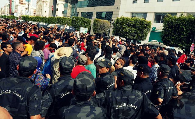 الرئاسة التونسية تدافع عن القمع