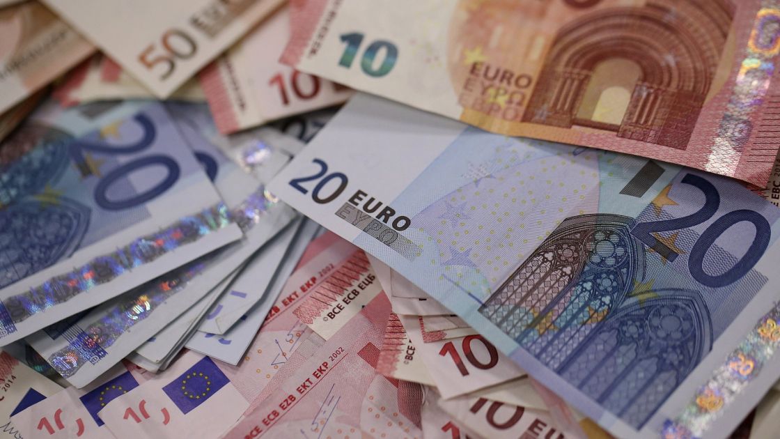 اليورو يقترب من 1.24 دولار
