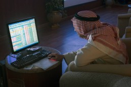 ضغطت أسهم البتروكيماويات على البورصة السعودية، بعد هبوط أسعار النفط 4%