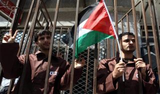 أسرى فلسطينيون يستعدون لعمليات استشهادية وسط تصعيد الاحتلال لحملة القمع في السجون