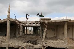شباب ينطفئ في عالم يشتعل