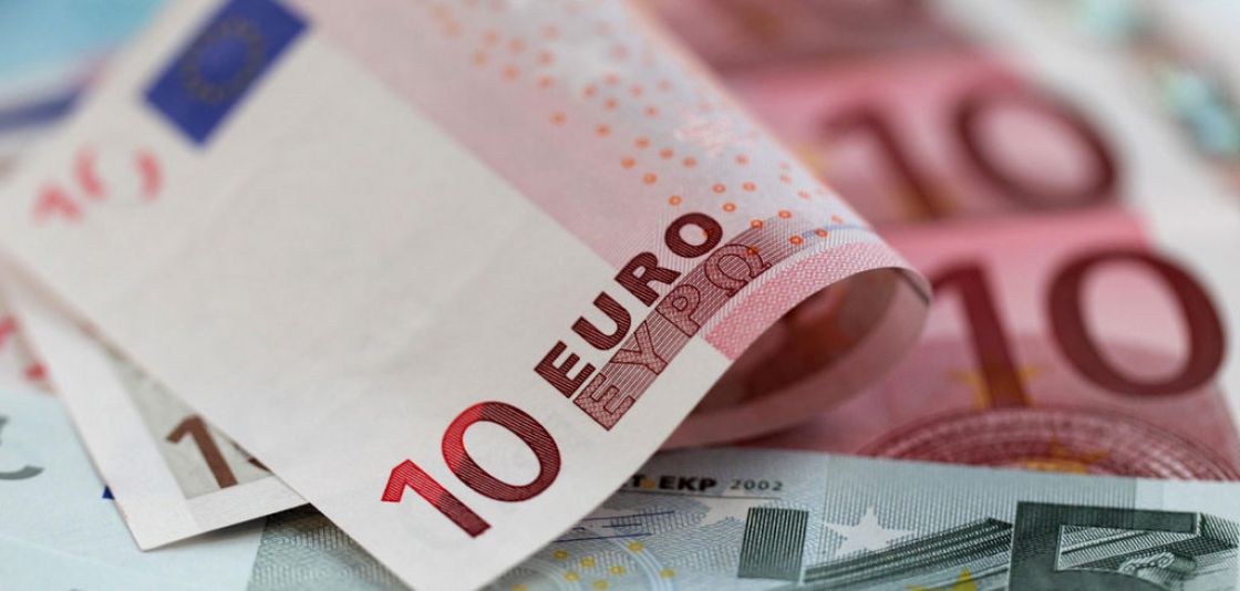 اليورو يهبط تحت الدولار للمرة الثانية في 5 أسابيع والبورصات خائفة من رفع جديد بأسعار الفائدة
