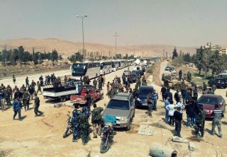 حركة خروج أهالي الغوطة مستمرة... وعودة جزئية