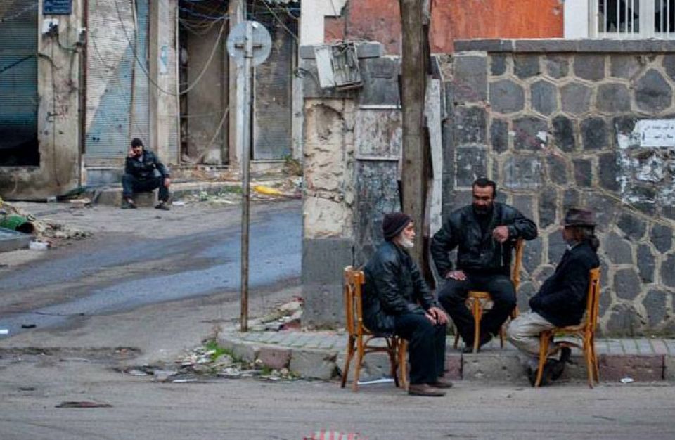 متقاعدو حلب بلا رواتب.. والعقاري يرد برفع السلاح!!