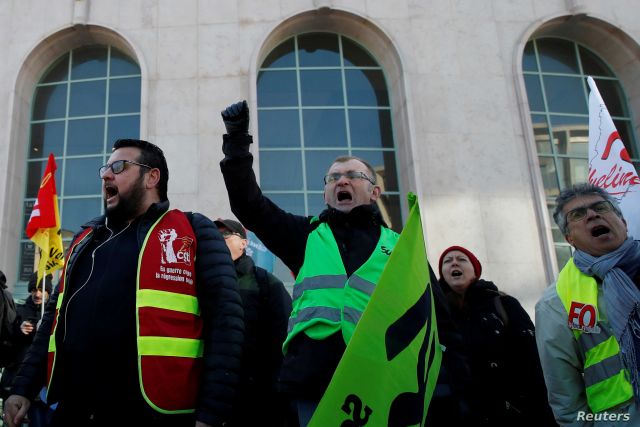 العمال والسترات الصفراء في فرنسا يتظاهرون احتجاجاً على ارتفاع البطالة و&laquo;مشروع قانون الأمن الشامل&raquo;
