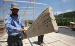 عمال شركة فؤاد تقلا....تسريح، وتخفيض للأجور